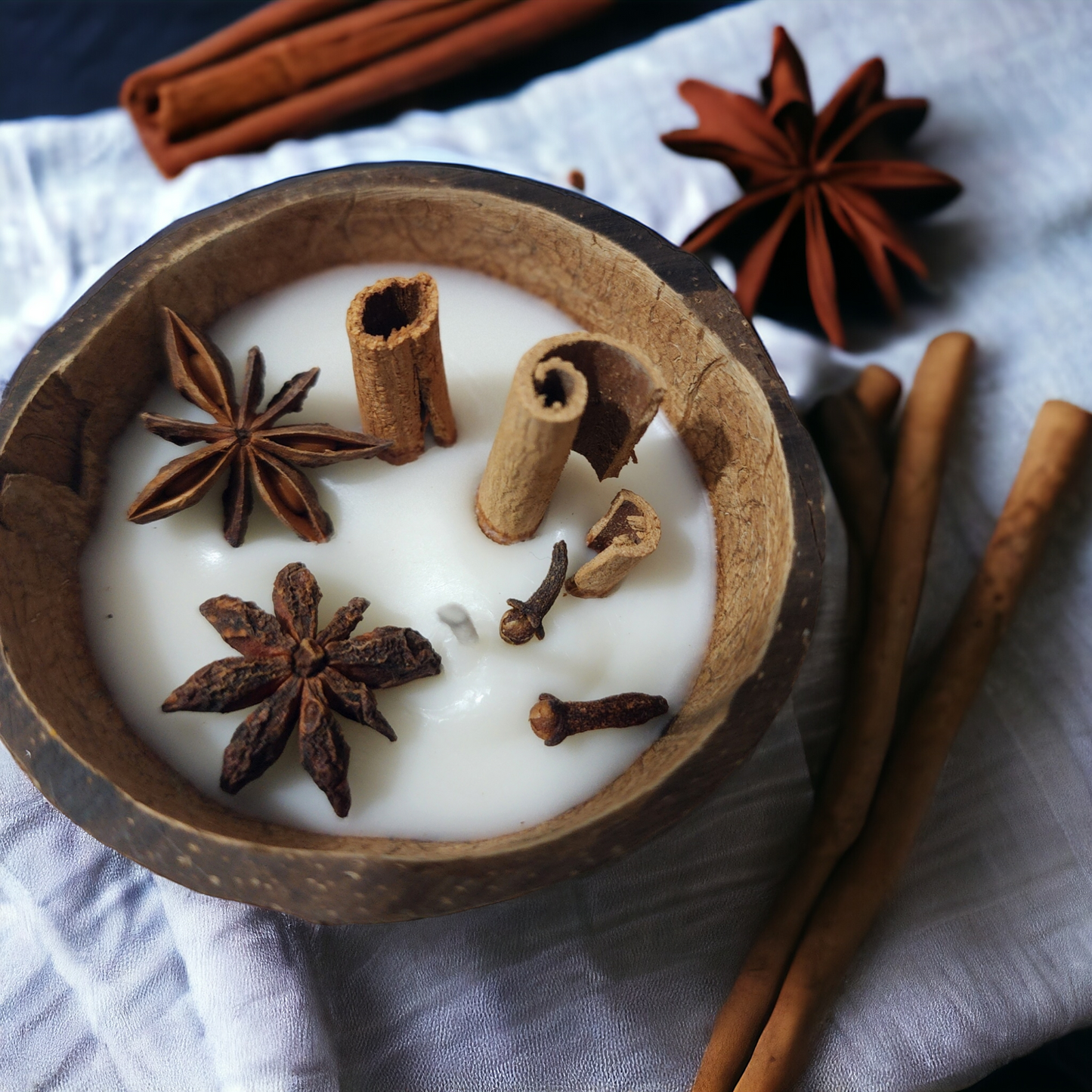 Cinnamon coco shell candles