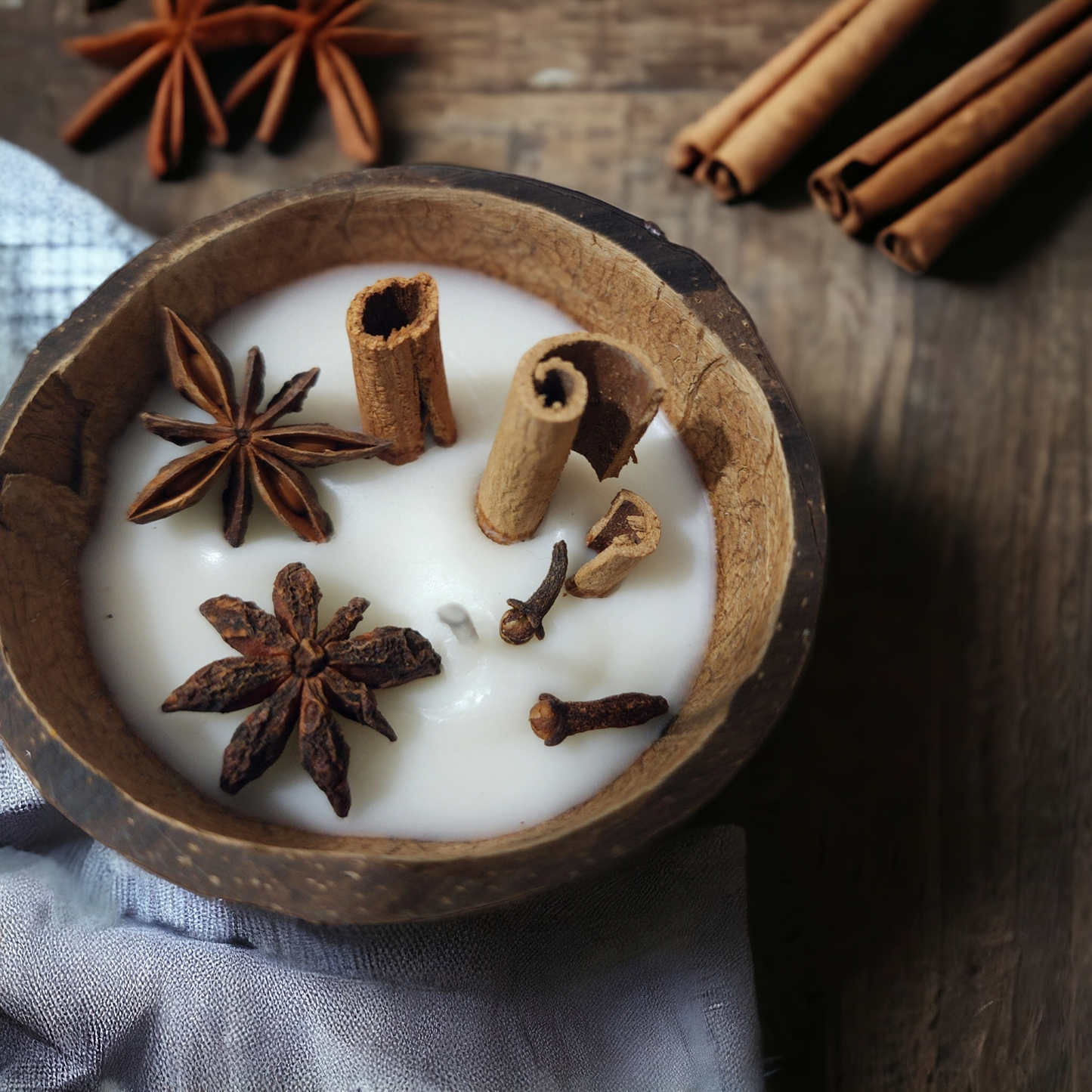 Cinnamon coco shell candles